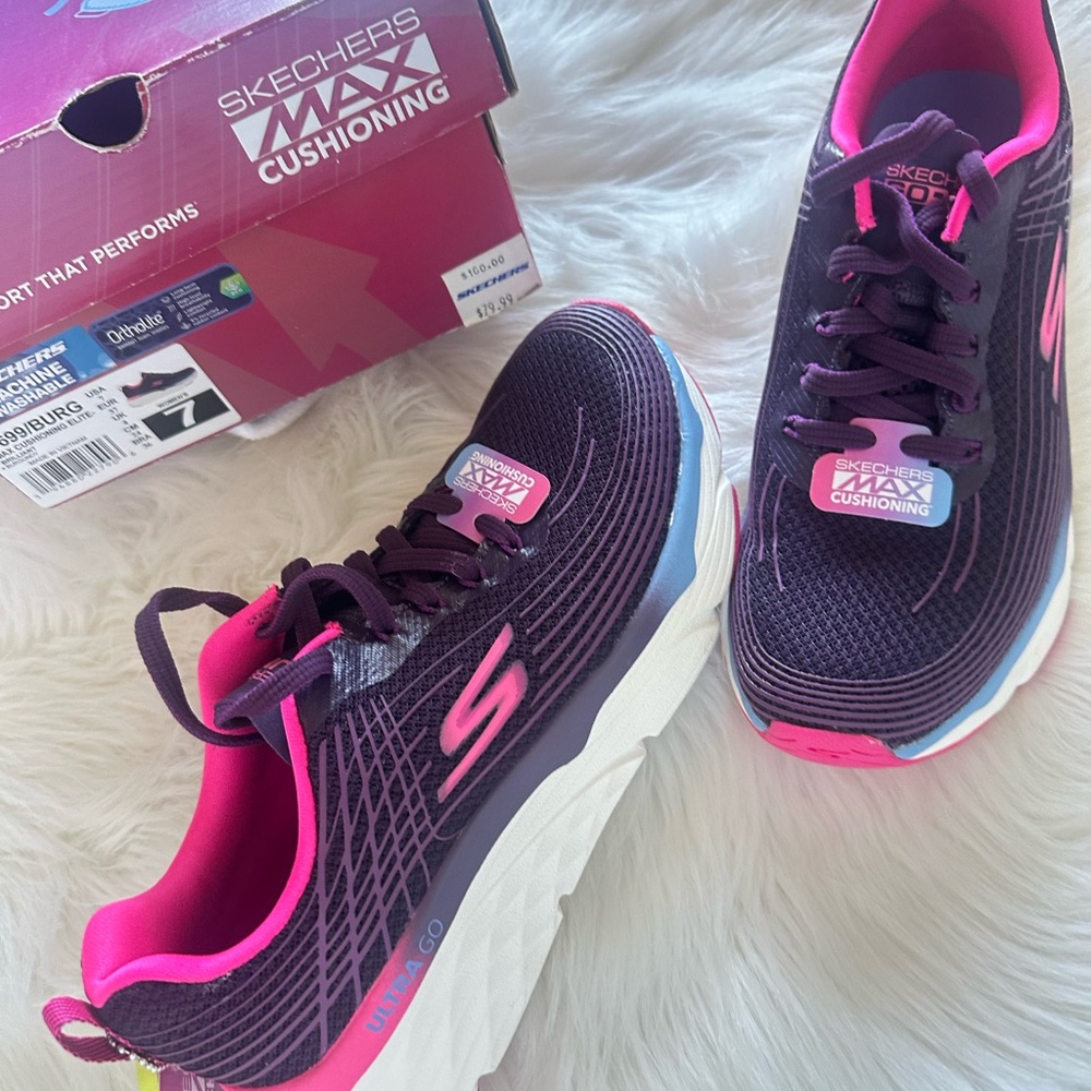 SKECHERS NEW Max Cushioning Ultra Go. Size 7.